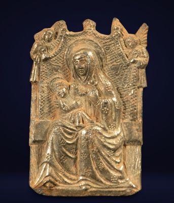 une image représentant une statue en or d'une femme et de deux oiseaux