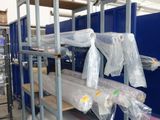une pièce remplie d'une grande variété de matelas
