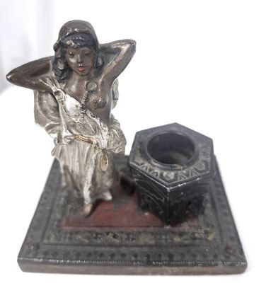 BERGMANN (attribué à). Figurine représentant une jeune femme…