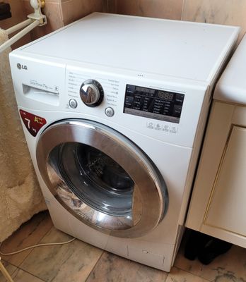 un lave-linge et un sèche-linge dans le coin d'une pièce