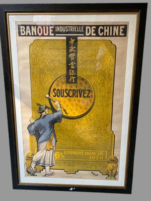 affiche encadrée représentant un homme tenant une pancarte devant un fond jaune