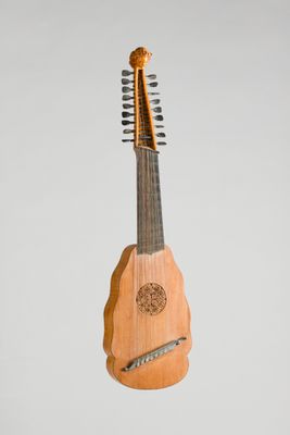 une image représentant un instrument en bois doté d'un long manche et d'un long manche