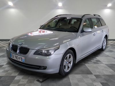 la photo d'une voiture argentée garée dans un garage