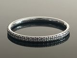 un gros plan d'une bague en argent posée sur une table