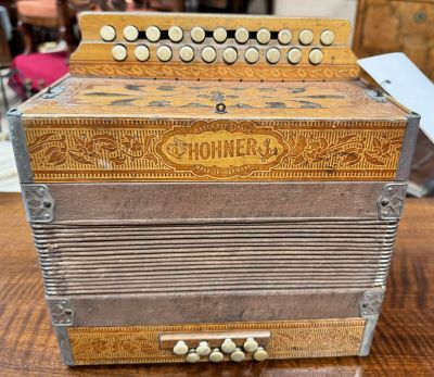 Accordéon HOHNER à Trossingen. Diatonique ; 21 touches, 8 ba…