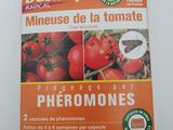 un sachet de graines de tomates posé sur une surface blanche