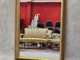 la photo d'une photo d'un salon reflétée dans un miroir