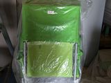 une chaise verte emballée dans du plastique