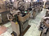 une machine qui se trouve dans une pièce où il y a beaucoup d'autres machines