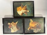 trois tableaux encadrés représentant un renard et un chien, posés sur une étagère
