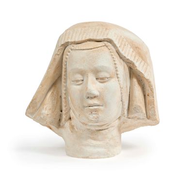 une image représentant une statue d'une femme portant une coiffe