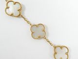 un gros plan d'un bracelet en or orné de pierres blanches