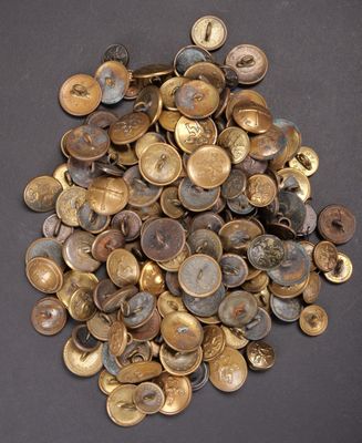 un tas de pièces d'or sur une surface noire