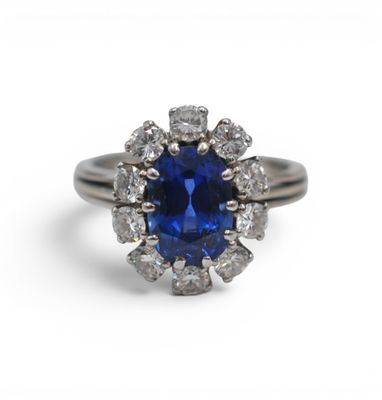 Bague ovale en saphir et diamants