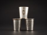 trois coupes en argent avec un couvercle en argent et un rebord en argent