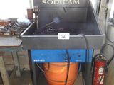 la photo d'une machine qui se trouve dans un garage