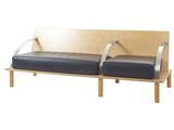 un banc en bois sur lequel sont disposés deux sièges en cuir noir