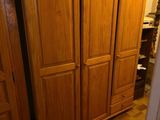 une photo d'un placard dans une pièce avec du parquet