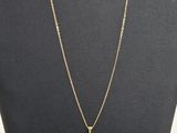 gros plan d'un mannequin portant un collier