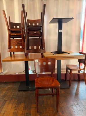 plusieurs chaises et une table dans une pièce avec du parquet