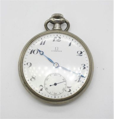 une montre de poche en argent avec des chiffres romains