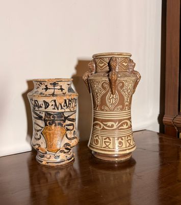 deux vases posés sur une table en bois