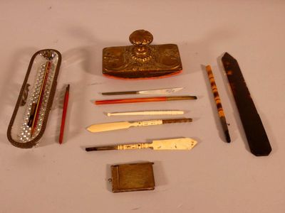 Objets de bureau et d'écriture dont : plumier en cristal tai… - Photo 1