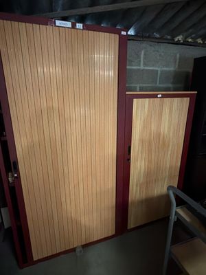 une pièce avec deux portes et une chaise à côté