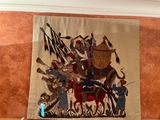 une photo d'une tapisserie accrochée au mur d'une pièce
