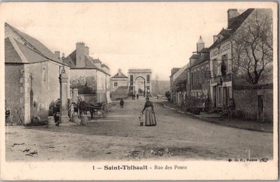 une photo en noir et blanc d'une rue avec des chevaux et des calèches
