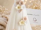 une robe blanche à fleurs, à côté d'un marque-place