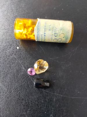 Petit lot composé d'environ 0.90 g de paillettes d'or, et d'…