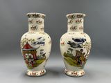 paire de vases chinois ornés de scènes asiatiques sur fond gris