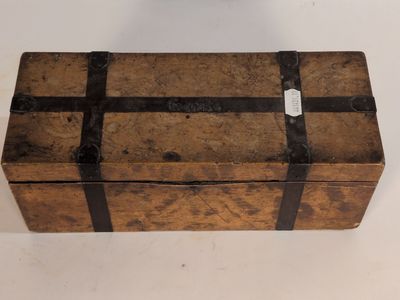 une petite boîte en bois sur laquelle est accrochée une étiquette