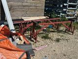 une chaise posée à l'extérieur d'un bâtiment