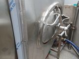 un grand réservoir en acier inoxydable muni d'un tuyau