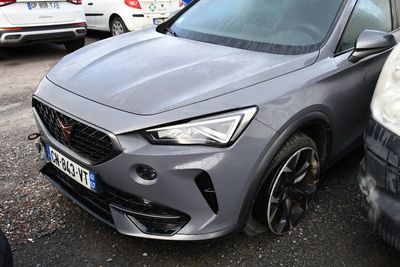 une voiture grise garée dans un parking à côté d'autres voitures