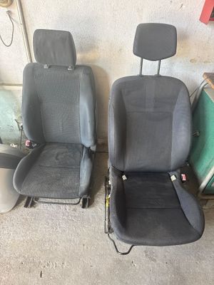 deux sièges placés l'un à côté de l'autre dans le garage