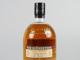 une photo d'une bouteille de whisky posée sur une table