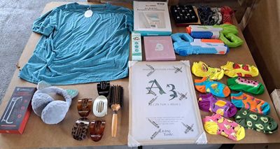 une table sur laquelle se trouvent de nombreux objets