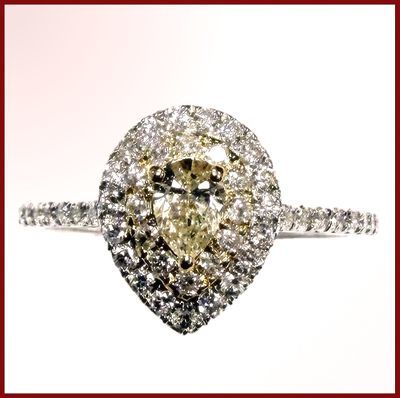une photo d'une bague raffinée sertie d'un diamant en forme de poire