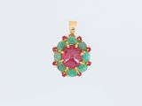 un gros plan d'un pendentif rose et vert sur fond blanc