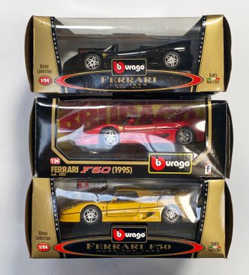 trois cartons contenant des petites voitures, empilés les uns sur les autres