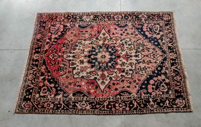 un tapis persan ancien posé au sol
