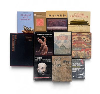 plusieurs livres sont empilés sur une surface blanche