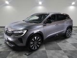 un SUV Kia Kole gris de 2020 garé sur un sol à damier