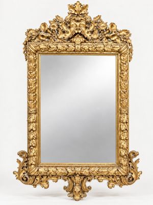 un miroir à cadre doré orné d'un motif décoratif sur le pourtour