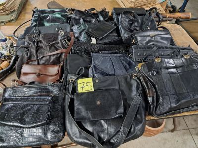 un grand nombre de sacs à main posés sur une table