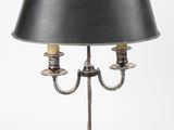 une image d'une lampe de table avec un abat-jour noir