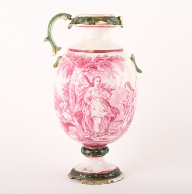 un vase rose avec une anse verte sur fond blanc